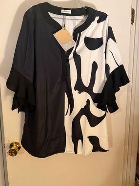 Cherrybetty new with tags Black & White Abstract Ruffle Sleeve Top